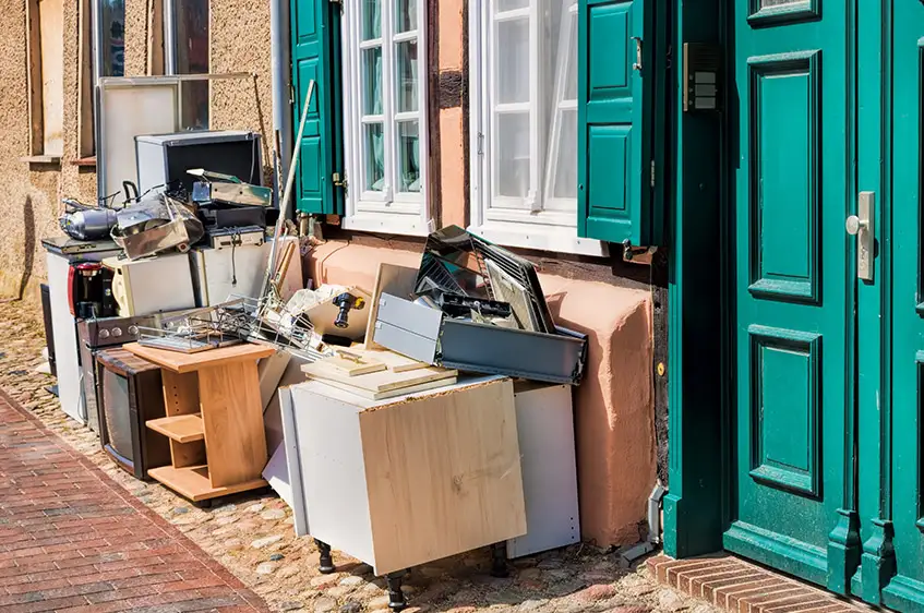 Alte Möbel und Krimskrams wartet auf die Sperrmüllabholung