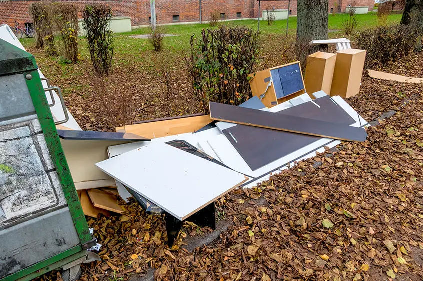 Gerümpel wartet auf eine Gartenberäumung