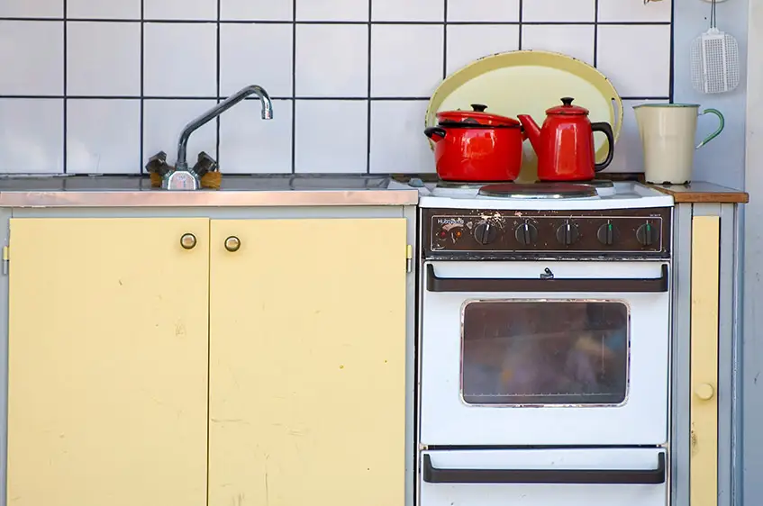 Eine alte Einrichtung wartet auf Möbel- und Küchenentsorgung