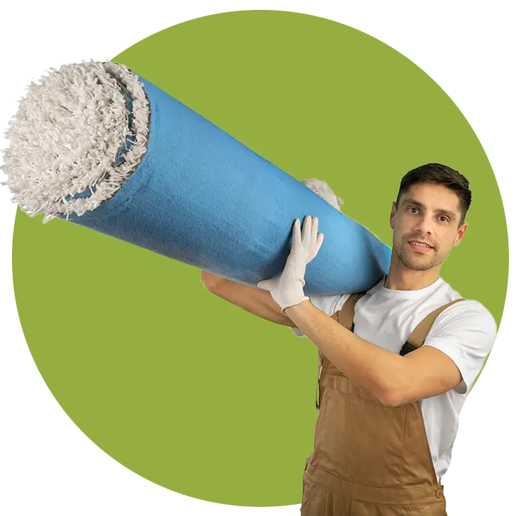 Lindhofer Service Ein Möbelpacker trägt einen alten Teppich