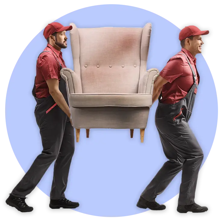 Zwei Entrümpelungsprofis tragen einen alten Sessel weg