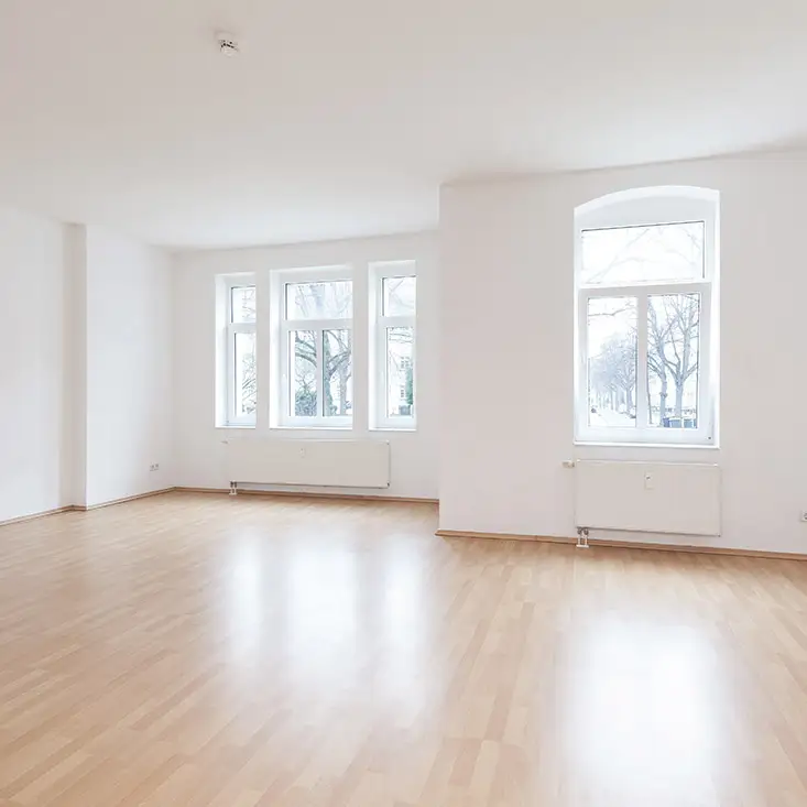 Eine frisch gestrichene Wohnung mit erneuertem Fußboden